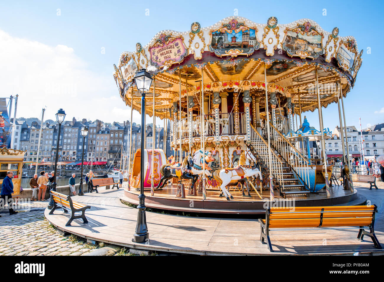 HONFLEUR, Frankreich - September 06, 2017: Circus Karussell in der Nähe des Hafens von Honfleur, berühmte französische Stadt in der Normandie Stockfoto