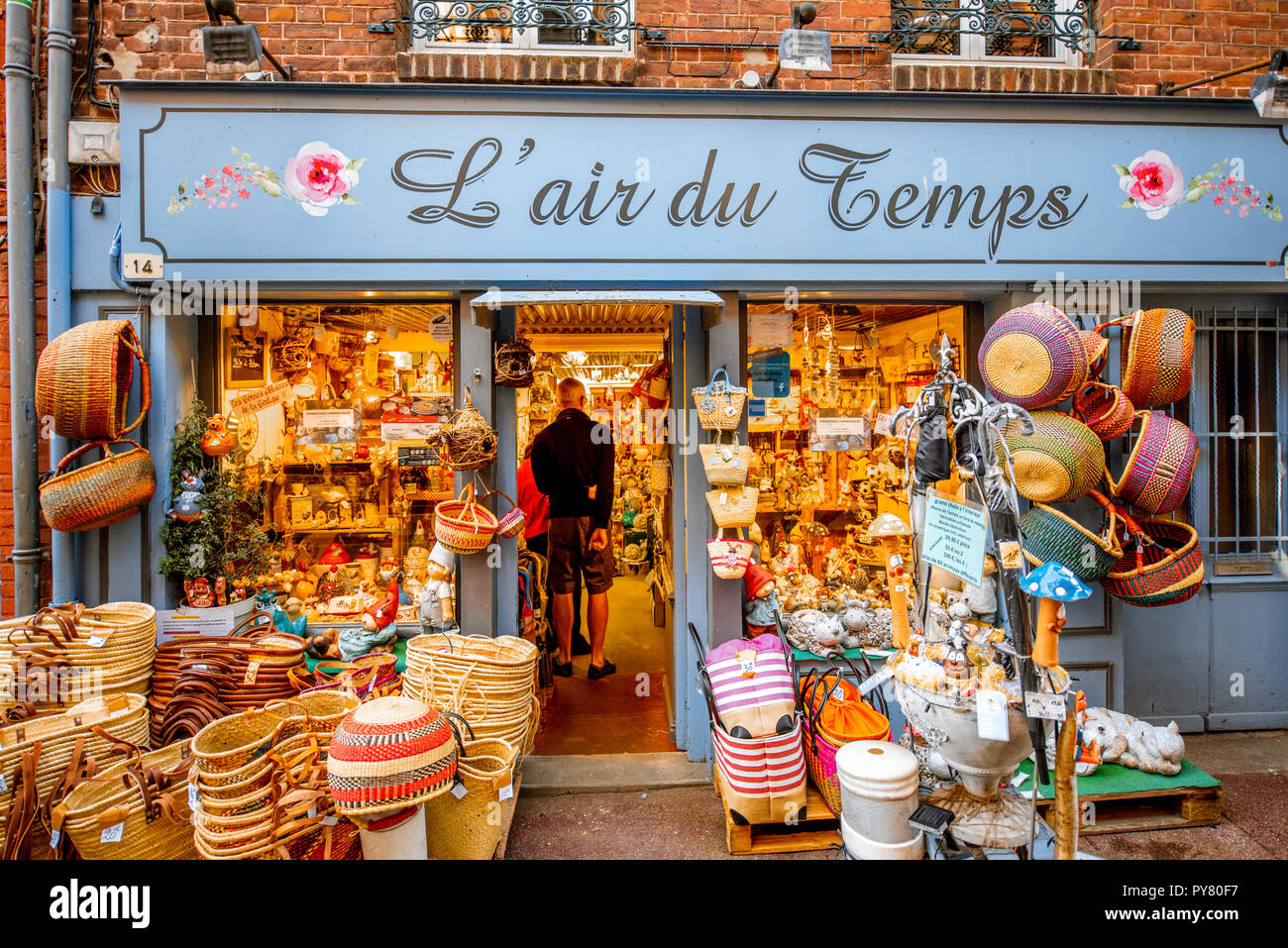 HONFLEUR, Frankreich - September 06, 2017: Street View mit schönen Store Front mit Souvenirs in der Altstadt von Honfleur, Normandie in Frankreich Stockfoto