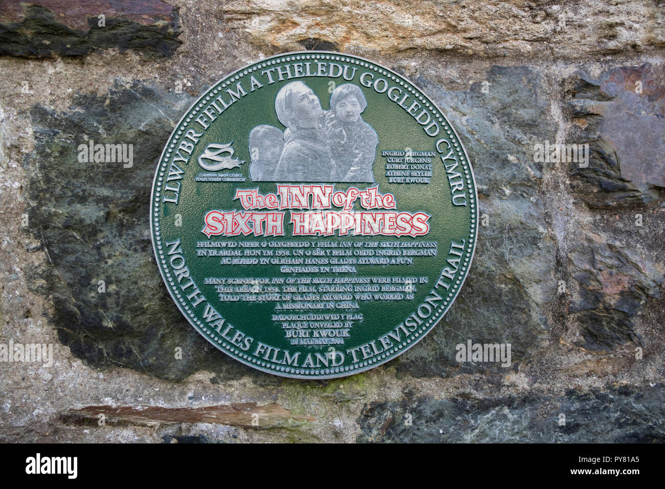 Eine Plakette feiert die Herstellung des Films "The Inn Of The Sixth Happiness' (1958) in Beddgelert, Snowdonia, North Wales, UK Stockfoto