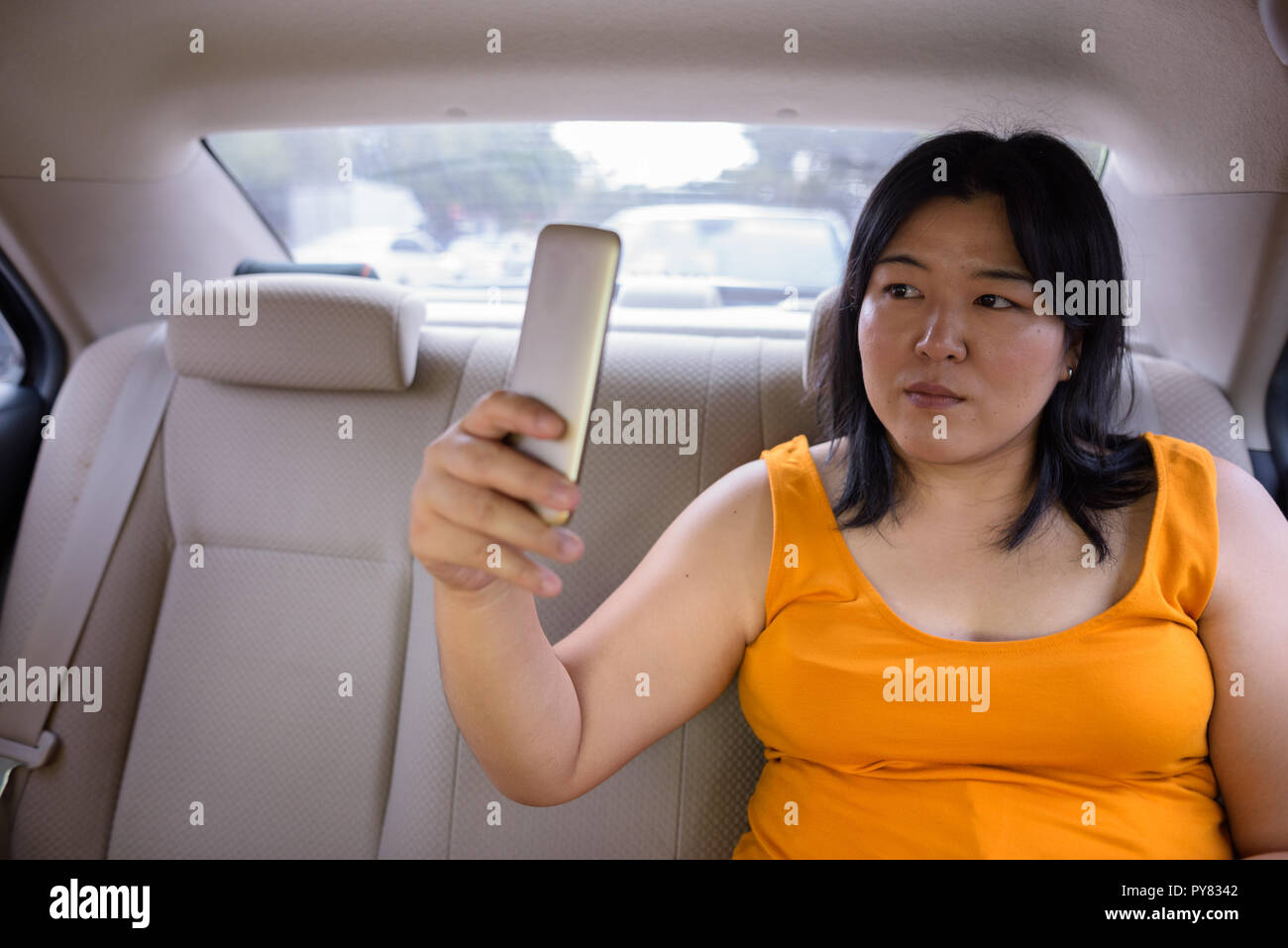 Schöne Übergewicht asiatische Frau unter selfie im Auto. Stockfoto