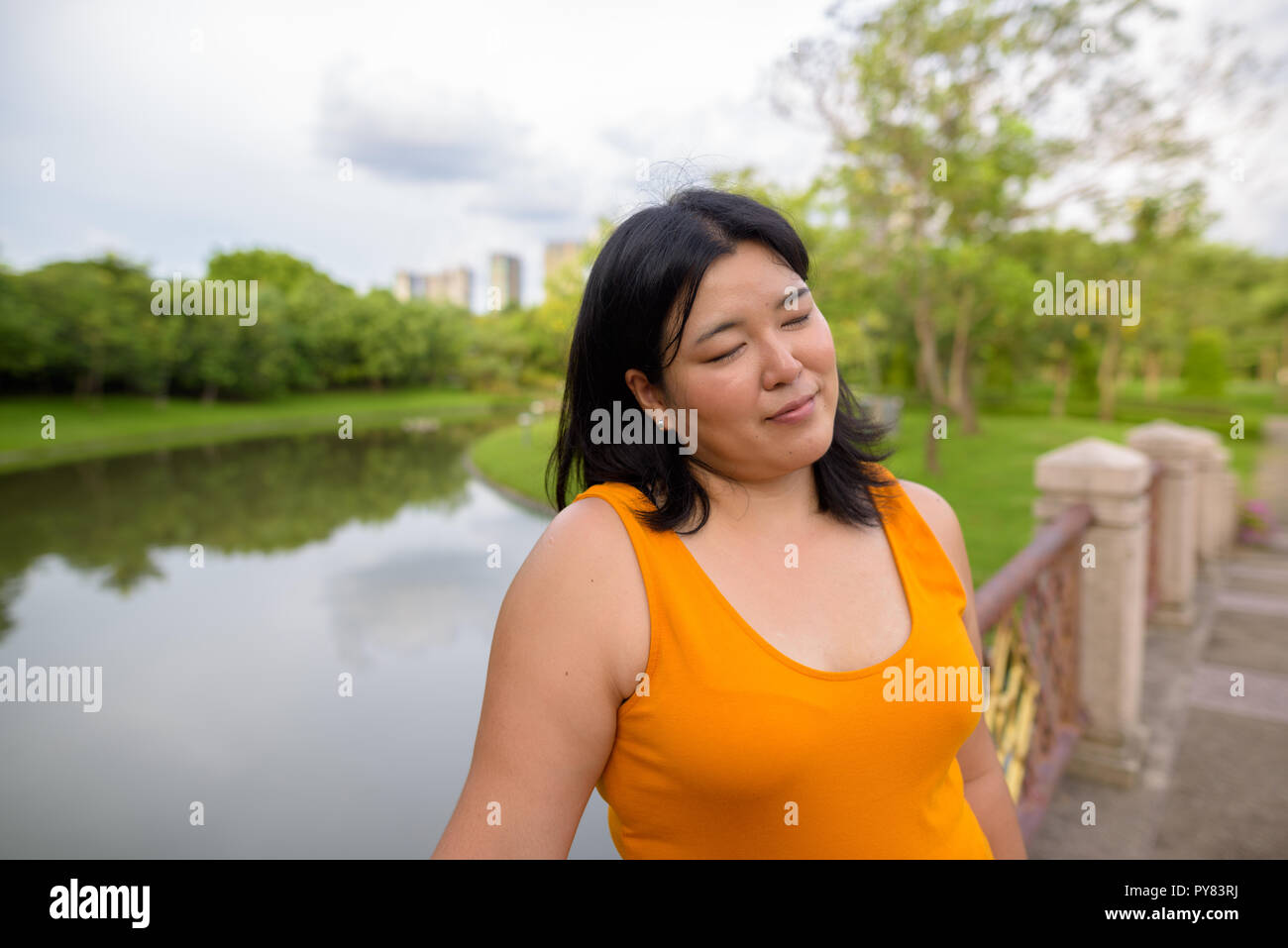 Schöne frau mit augen in Park geschlossen Stockfoto