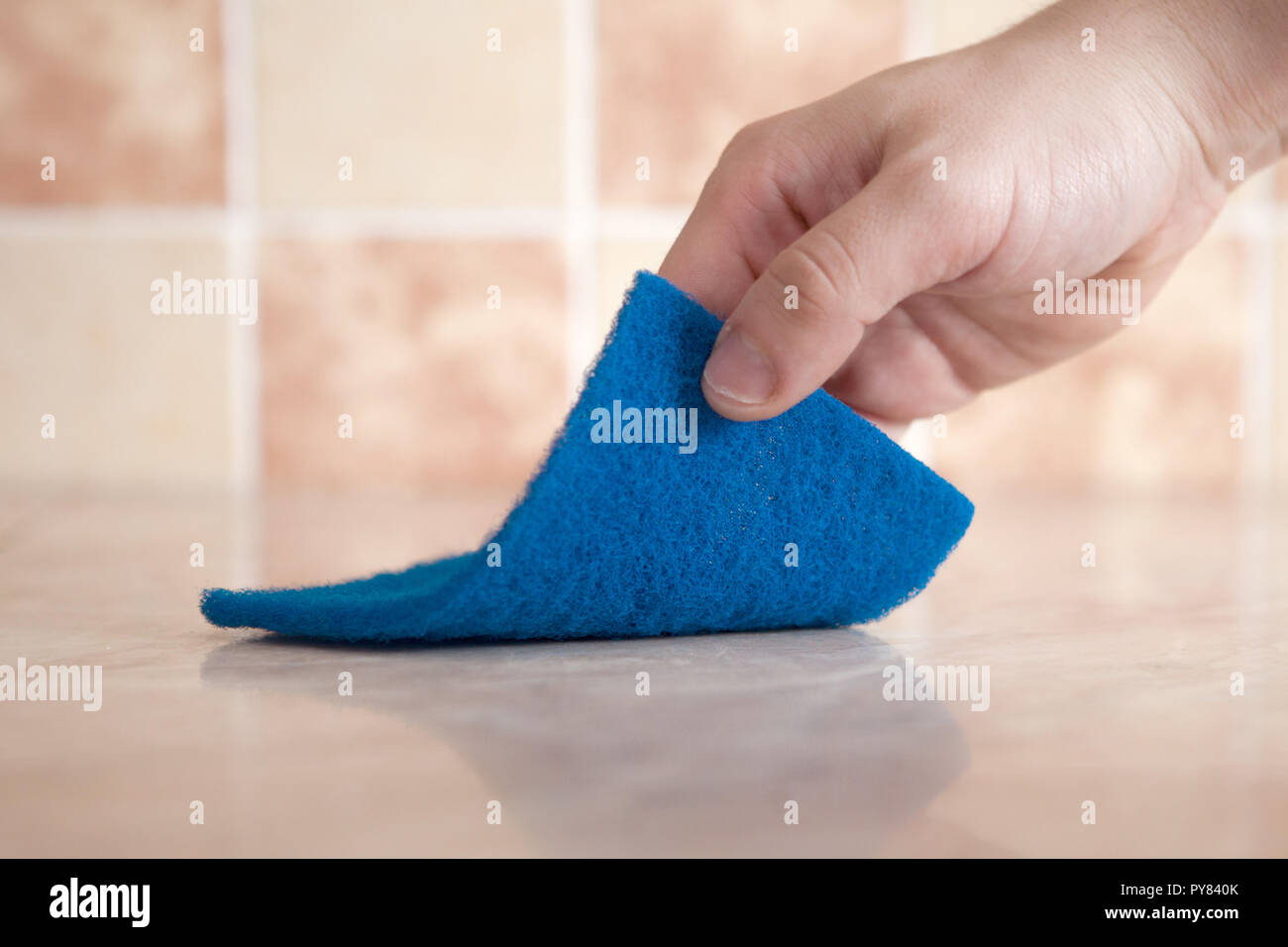 Hand Reinigung Schreibtisch mit gelben Tuch zu Hause Stockfoto