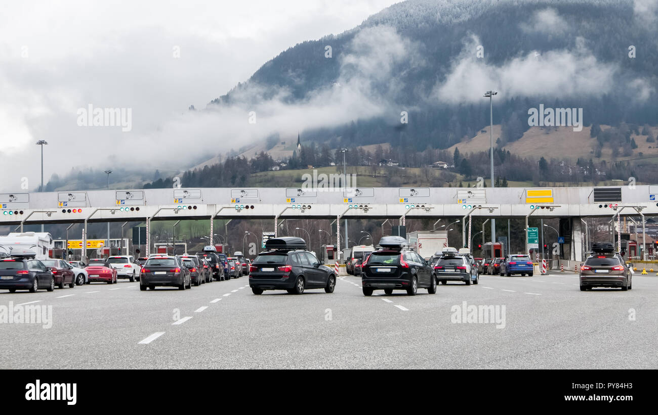Viele Autos nähern Mautstelle auf der Autobahn, Bergwelt Stockfoto