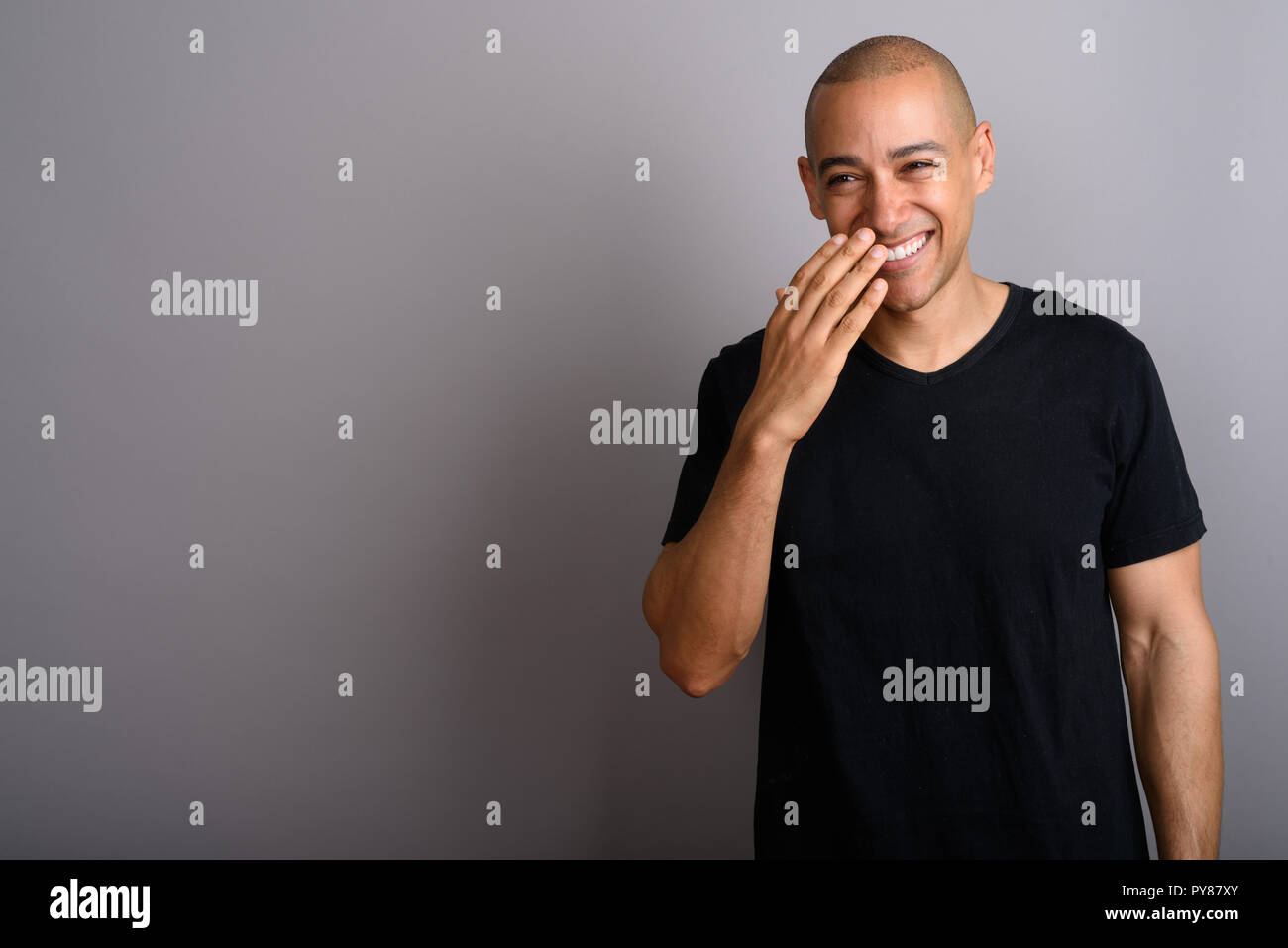 Portrait von Stattlichen glatzköpfige Mann Lächeln und Lachen Stockfoto