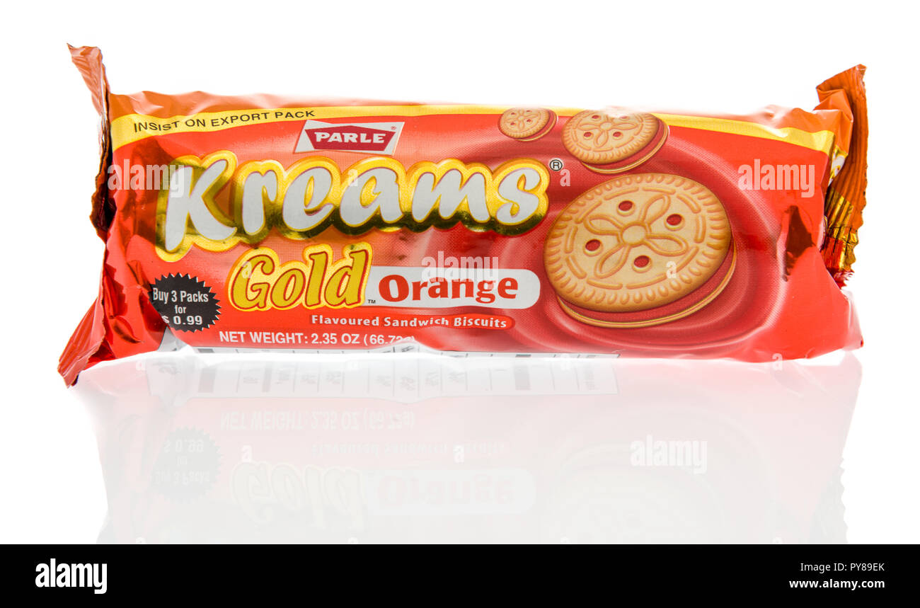 Winneconne, WI - 14. Oktober 2018: ein Paket von Parle Kreams gold orange Cookies aus Indien auf einem isolierten Hintergrund. Stockfoto