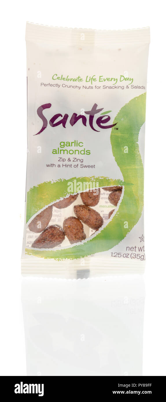 Winneconne, WI - 14. Oktober 2018: ein Paket von Sante Knoblauch Mandeln auf einem isolierten Hintergrund. Stockfoto