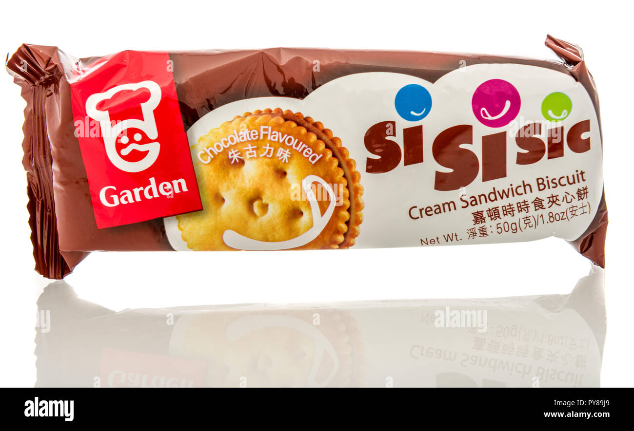 Winneconne, WI - 25. Oktober 2018: ein Paket von Garten Sisisic Chocolate Cream Keks aus China auf einem isolierten Hintergrund. Stockfoto