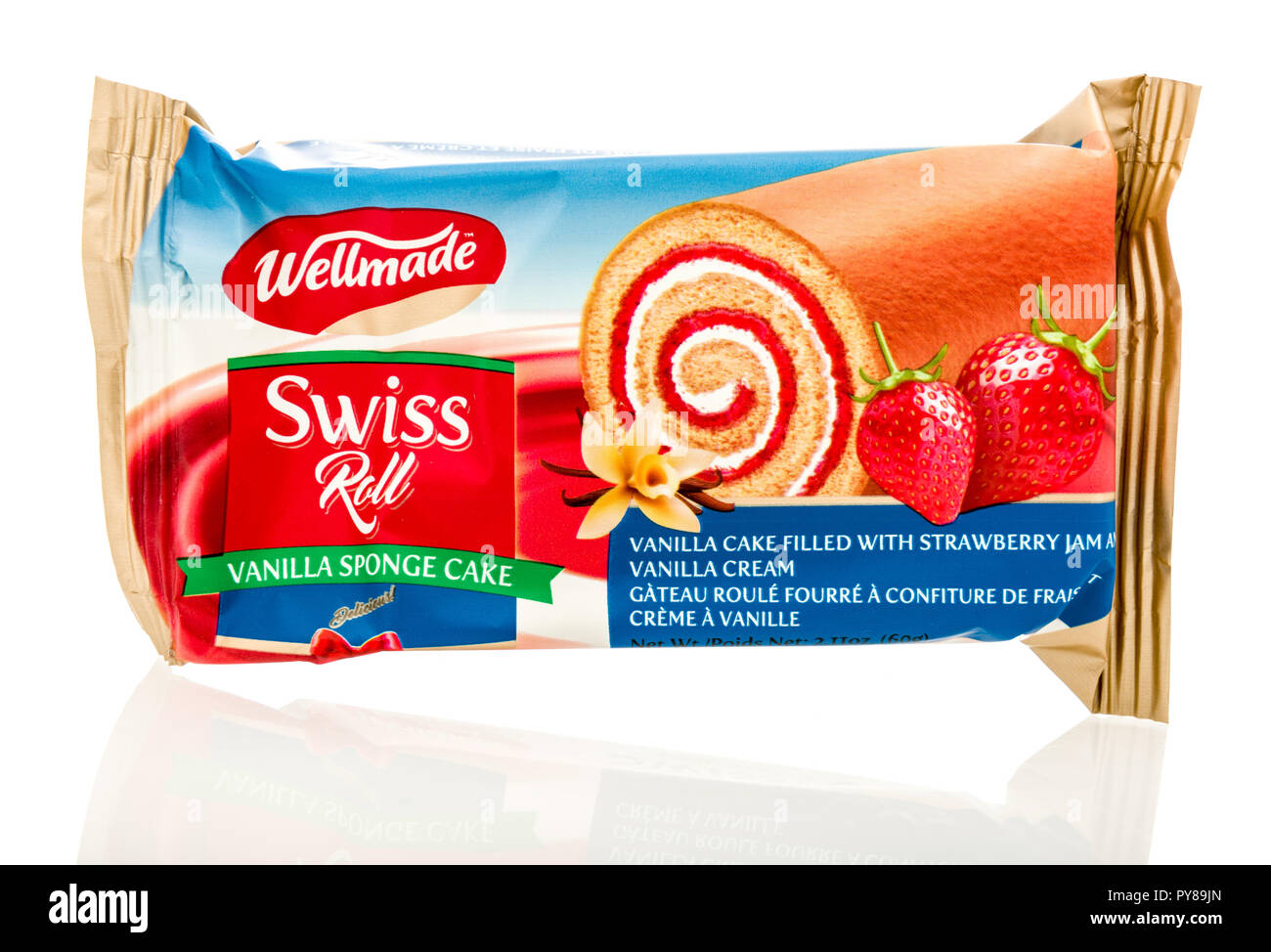 Winneconne, WI - 25. Oktober 2018: ein Paket von Wellmade Erdbeermarmelade und Vanille Creme swiss Roll aus Jordanien auf einem isolierten Hintergrund. Stockfoto