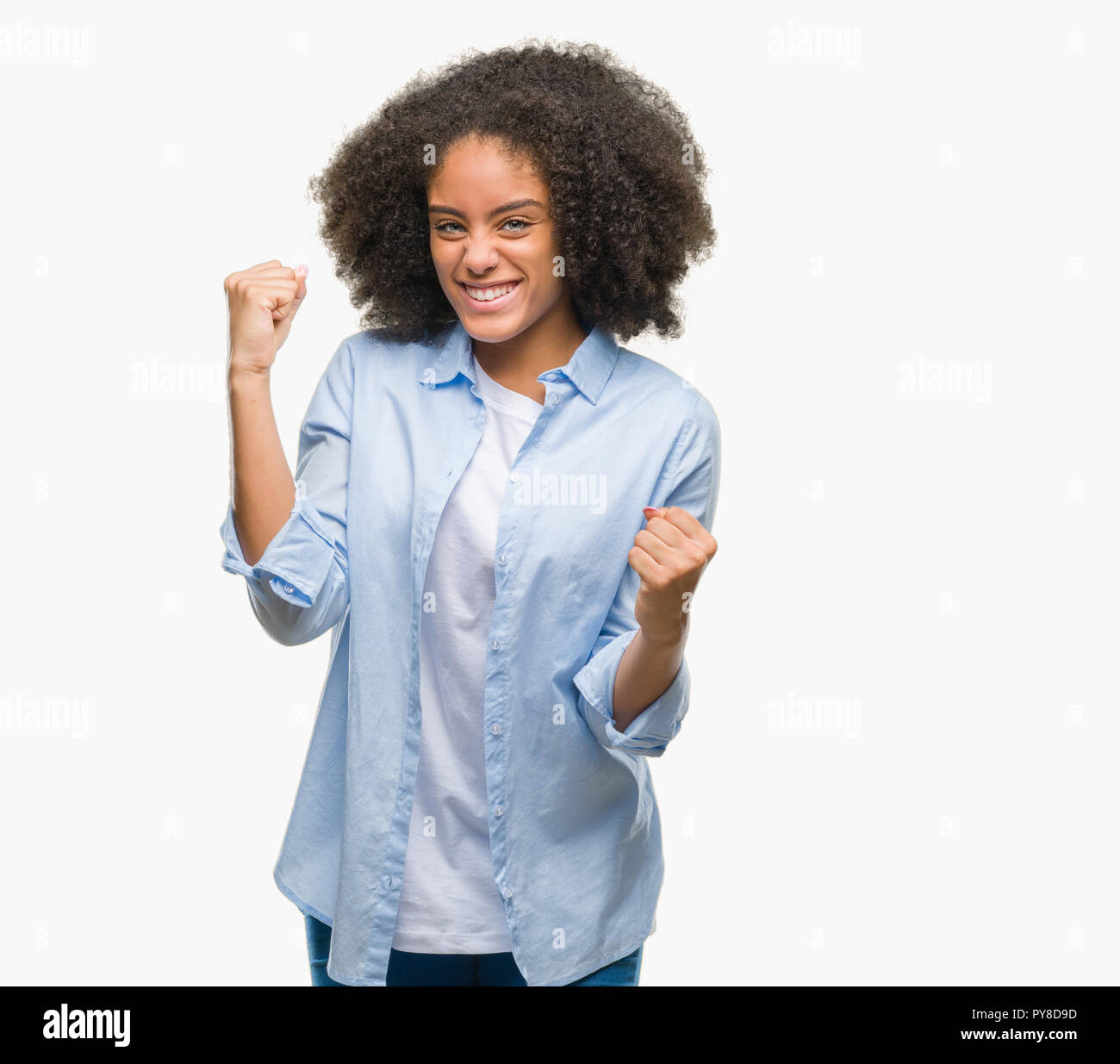 Junge afroamerikanische Frau über isolierte Hintergrund sehr glücklich