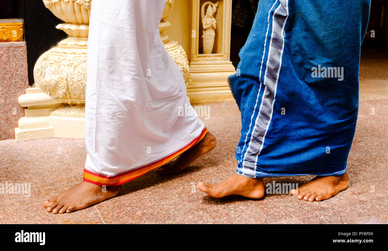 Hindu Priester barfuß in Tempel, Singapur Stockfoto