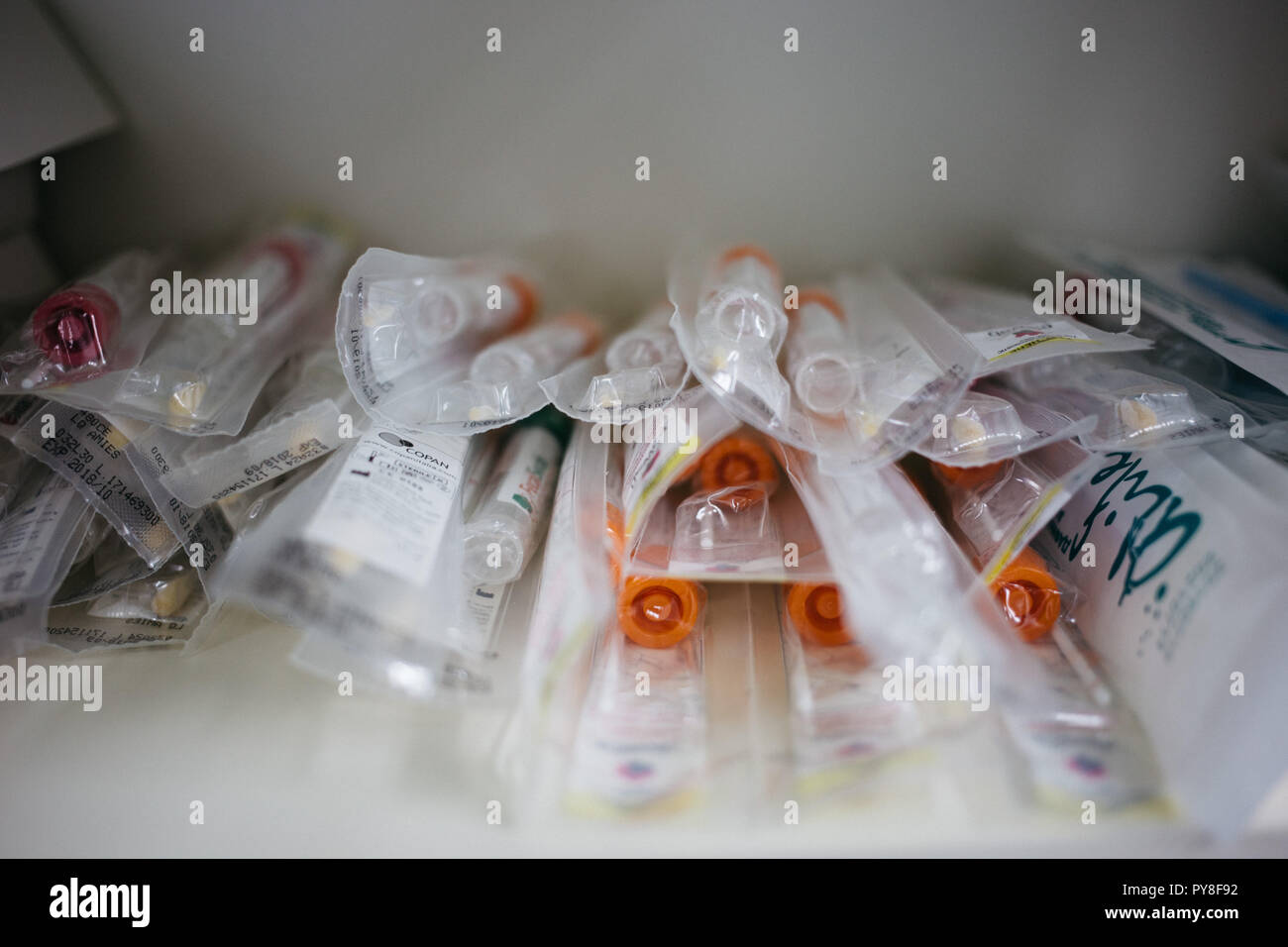 Frjasino, Russland - 06 11 2018: Behälter, die für den biologischen Material auf einem blauen Hintergrund, der Sterilverpackung. Themen für medizinische Forschung Stockfoto