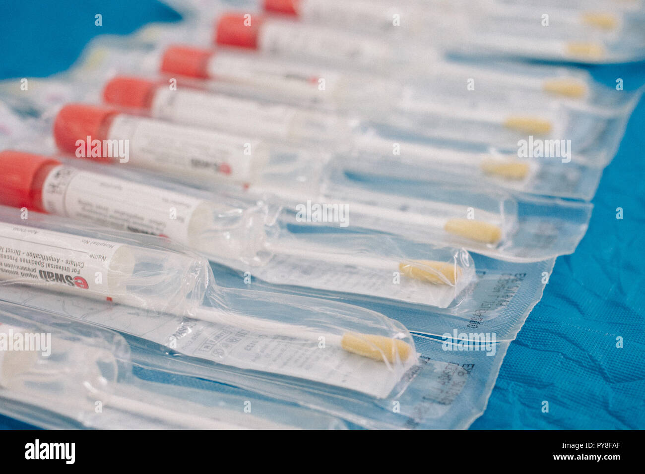 Frjasino, Russland - 06 11 2018: Behälter, die für den biologischen Material auf einem blauen Hintergrund, der Sterilverpackung. Themen für medizinische Forschung Stockfoto