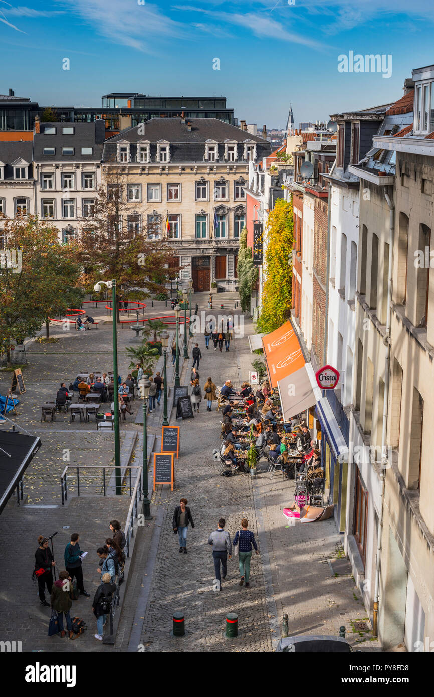 Brüssel Stadtbild, Viertel Sablon, Leute genießen freie Zeit in der Coffee Bar an einem sonnigen Tag Stockfoto