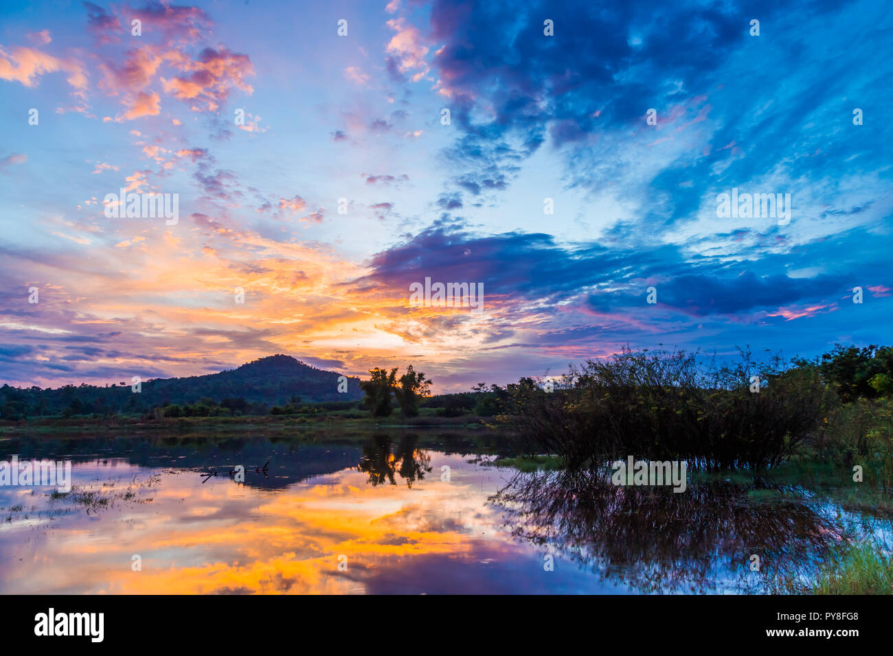 Herrliche Sicht auf See gegen Himmel bei Sonnenuntergang Stockfoto