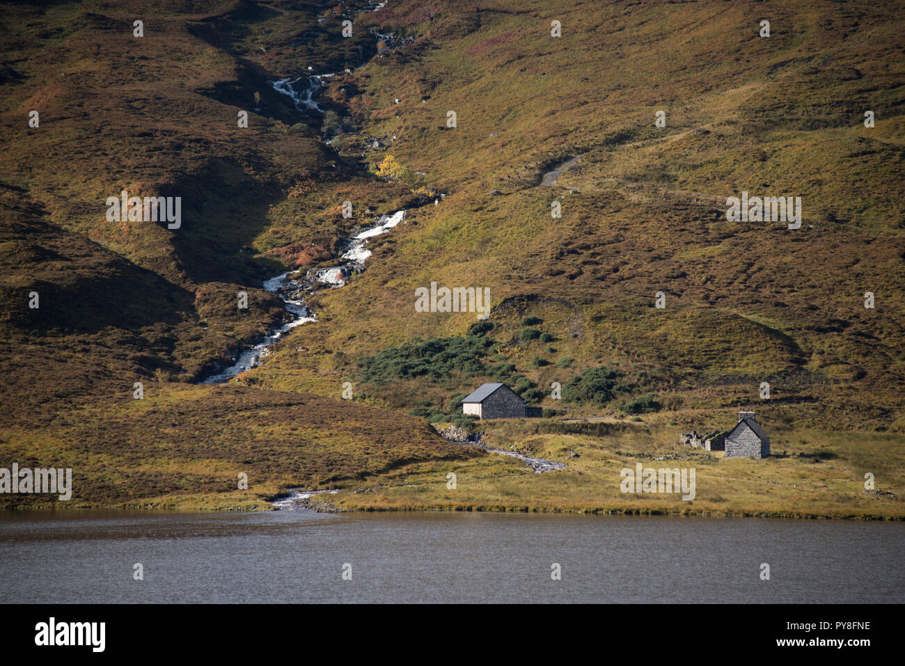 Gebäude auf der anderen Seite des Loch Merkland, Sutherland, Schottland, UK Stockfoto