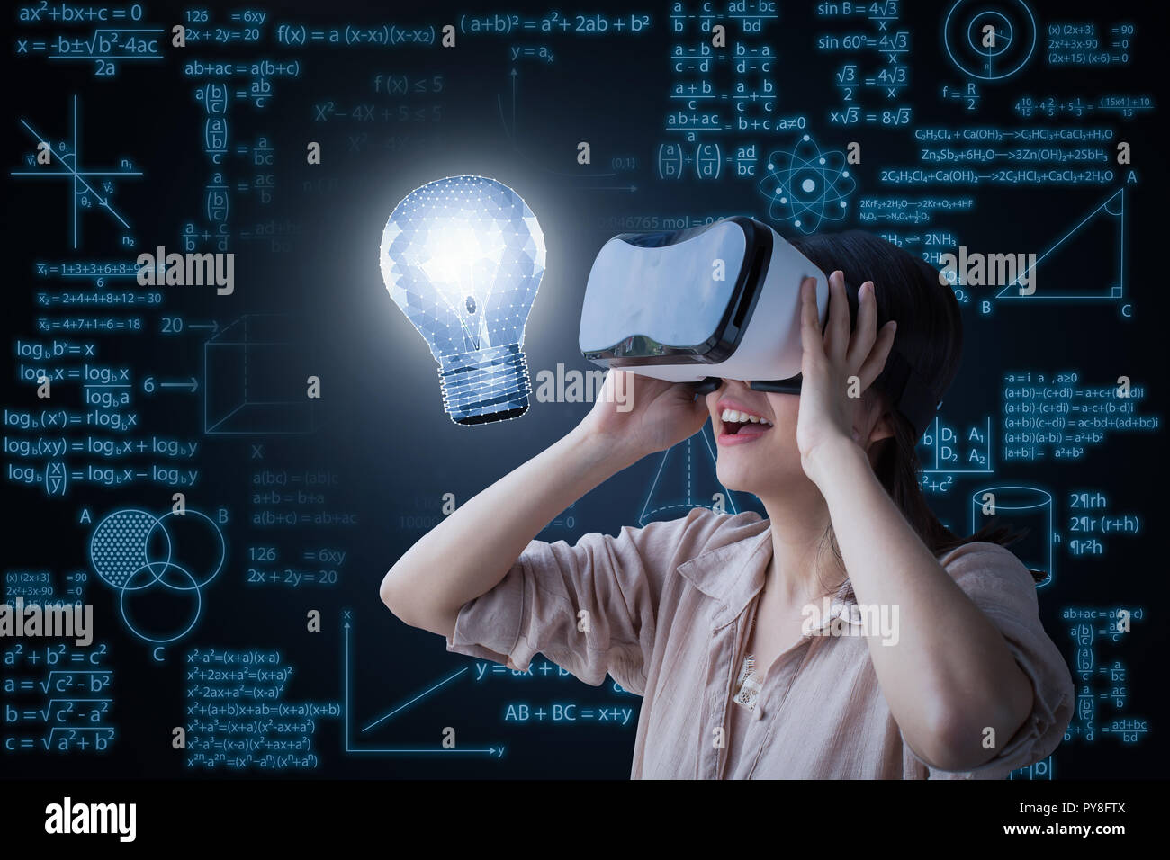 Kreativität Konzept mit 3D-Rendering polygonalen Glühbirne und Grafik auf VR-Headset Stockfoto