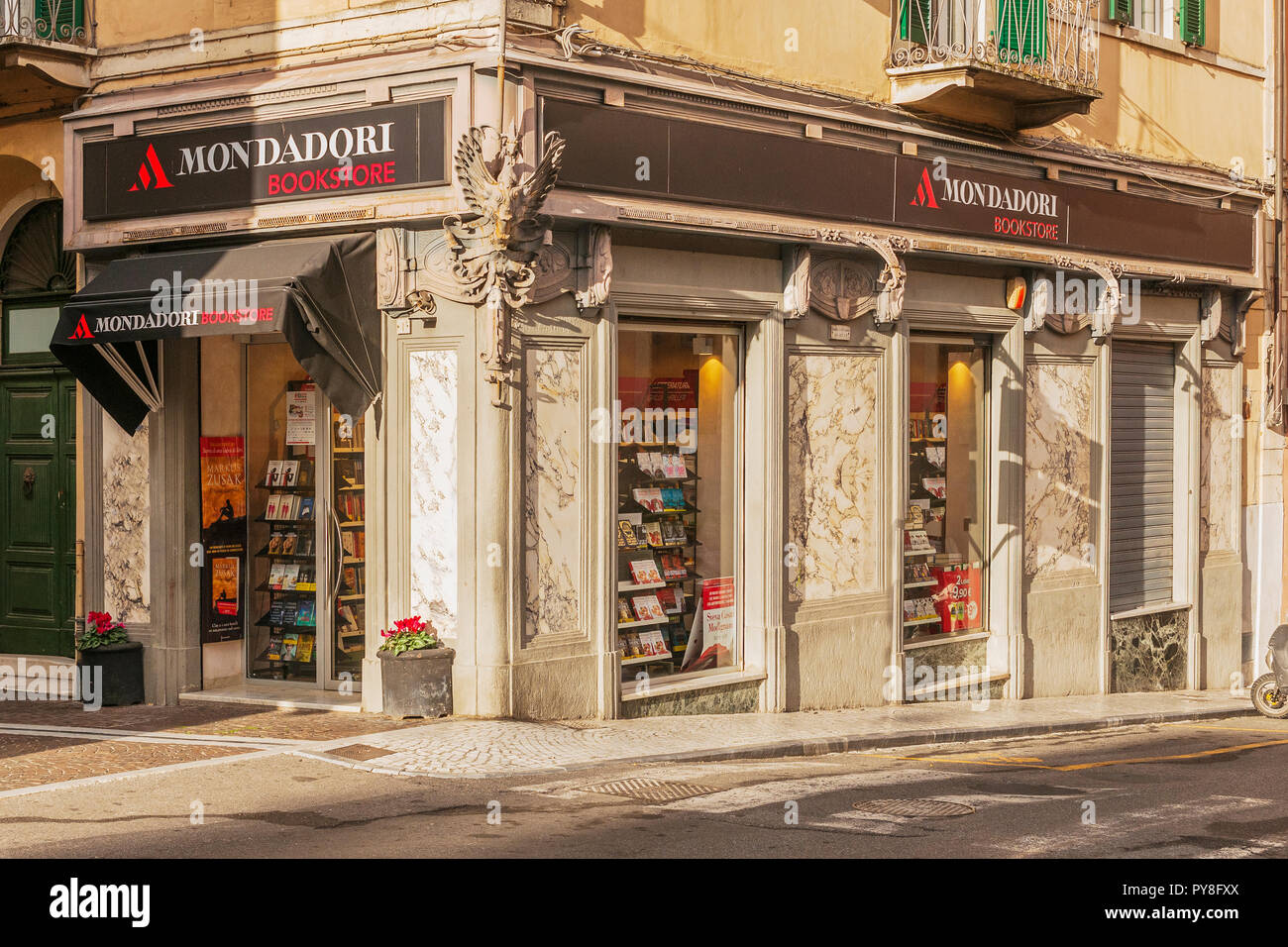 CARRARA. Italien - Oktober 25, 2018 - Mondadori Buchhandlung im alten Gebäude in Carrara, Toskana Stockfoto