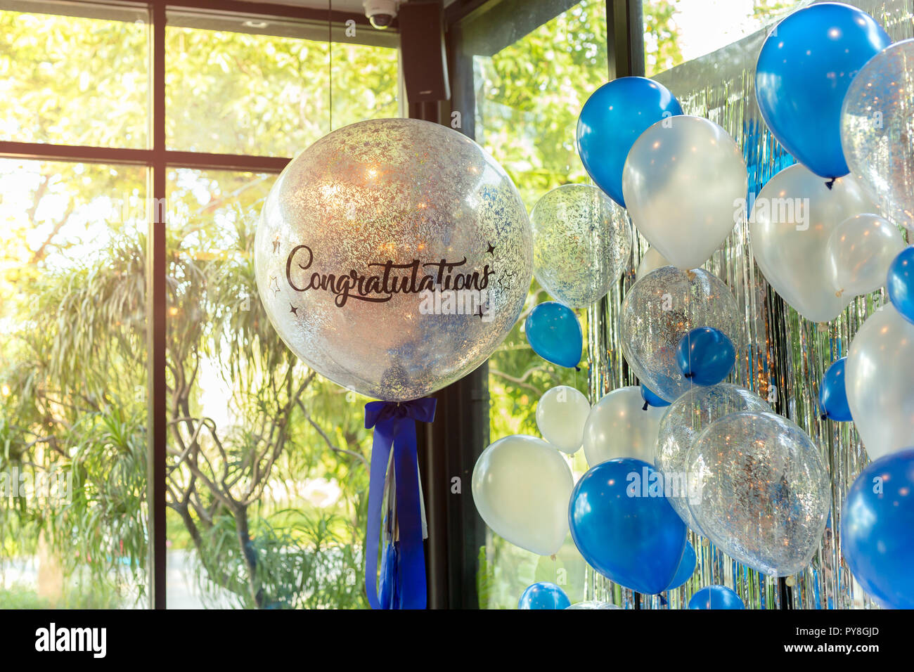 Luftballons mit Wort herzlichen Glückwunsch zu Ballon Dekoration im Restaurant. Stockfoto