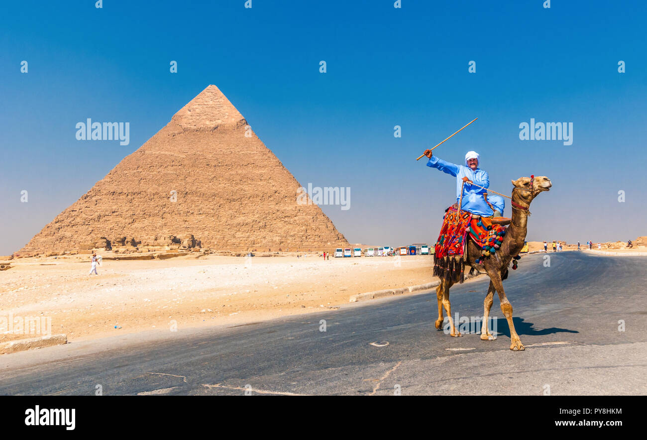 Gizeh, Ägypten - 16. September 2008: Kamelreiter und Pyramide von Khufu, Giza, Ägypten Stockfoto