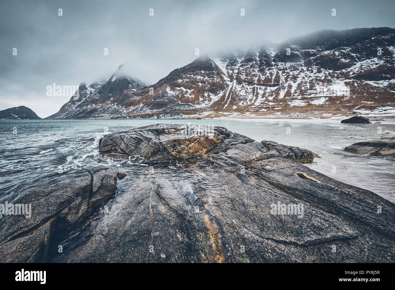 Felsige Küste von Fjord in Norwegen Stockfoto