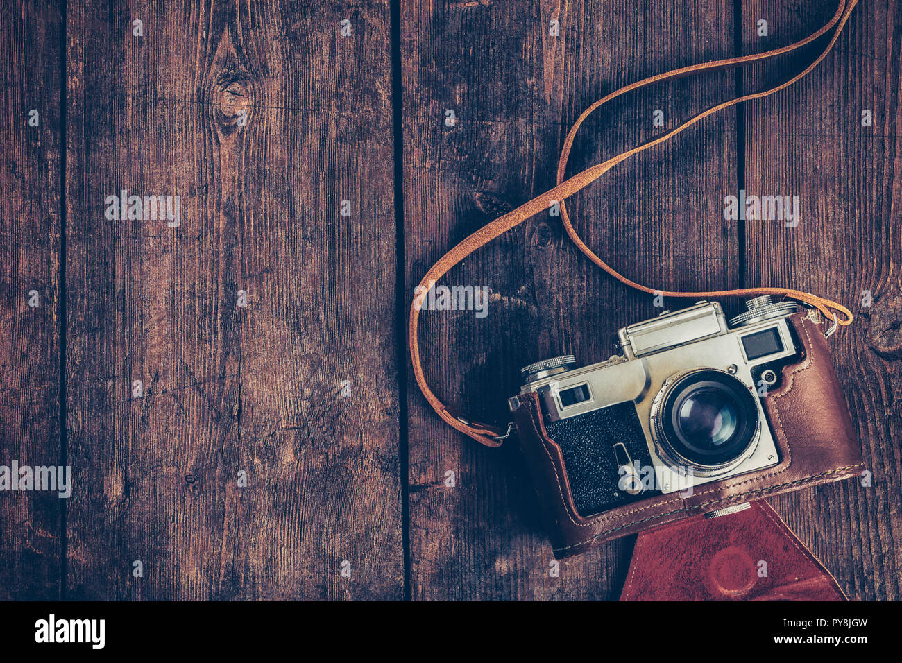 Alten Retro-Vintage-Kamera auf hölzernen Grunge Hintergrund Stockfoto