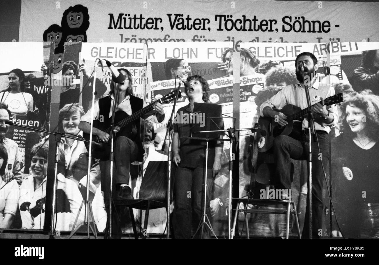 Nach einer Beschwerde von der IG Druck und Papier, über 7.000 Demonstranten auf die Straße gingen, in Kassel am 6. September 1981 in Solidarität mit der Heinze Frauen für gleiche Bezahlung für Männer und Frauen. | Verwendung weltweit Stockfoto