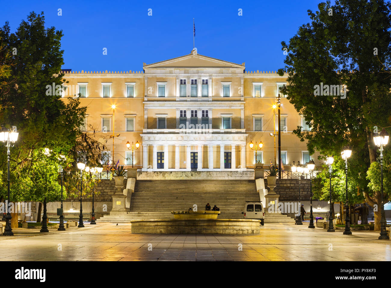 Athen, Griechenland - 24. Oktober 2018: Gebäude des Griechischen Parlaments auf dem Syntagma-Platz in Athen. Stockfoto