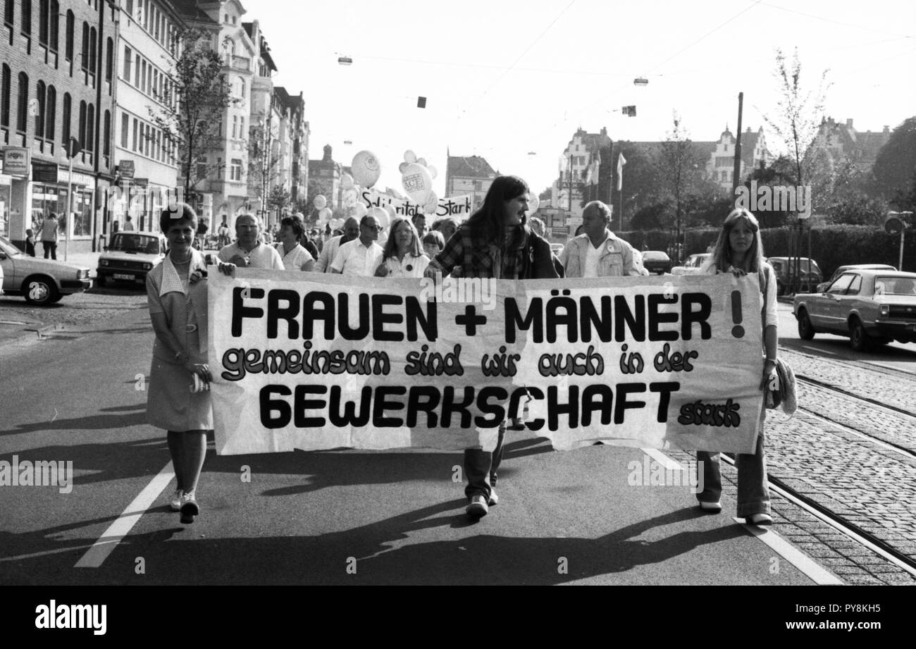 Nach einer Beschwerde von der IG Druck und Papier, über 7.000 Demonstranten auf die Straße gingen, in Kassel am 6. September 1981 in Solidarität mit der Heinze Frauen für gleiche Bezahlung für Männer und Frauen. | Verwendung weltweit Stockfoto