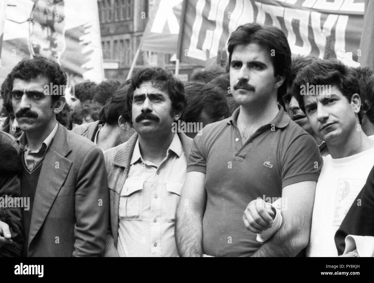 Für die Demokratie in der Türkei und gegen die Militärdiktatur eine Demonstration mit etwa 5000 Türken und Deutschen im September 1981 entstand in Dortmund (Deutschland). | Verwendung weltweit Stockfoto