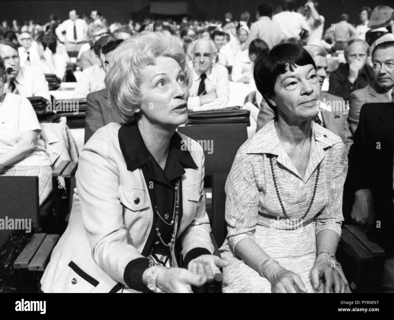 Parteitag der Sozialdemokratischen Partei Deutschlands (SPD) am 18. Juni 1976 in der Westfalenhalle in Dortmund. Loki Schmidt (r) und Annemarie Renger (l) | Verwendung weltweit Stockfoto