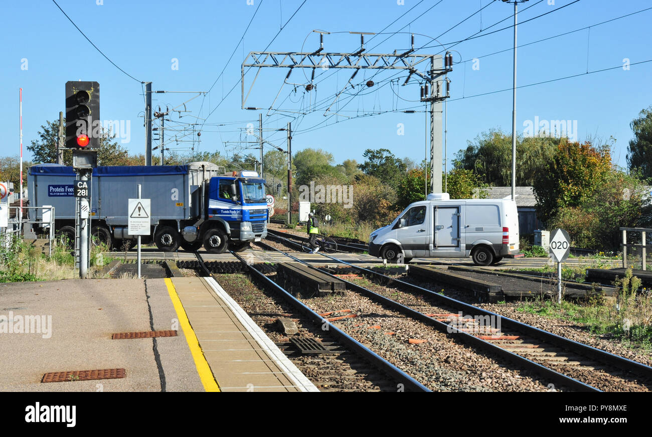 Fahrzeuge überqueren den Bahnübergang am Bahnhof Ely, Cambridgeshire, England, Großbritannien Stockfoto