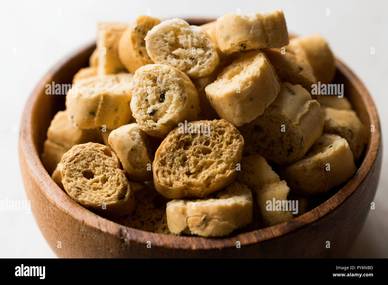 Stapel von Runden knusprigen Croutons Roggen Brot Kekse/Crostini. Organische Vorspeise Chips. Stockfoto