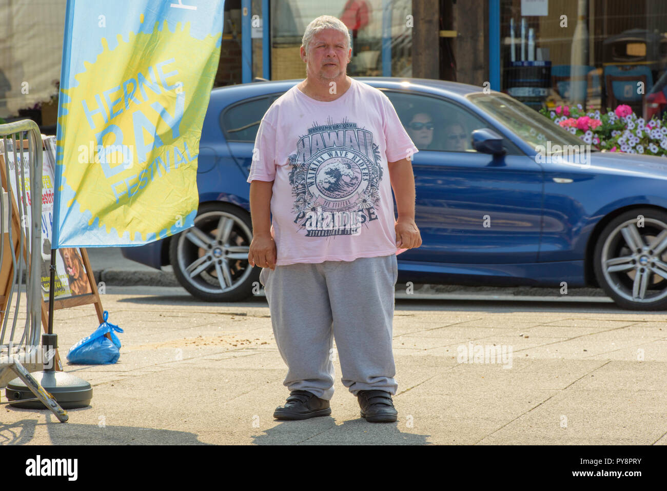 Kurzer Mann auf der Straße in Herne Bay, Kent, England, UK. Stockfoto