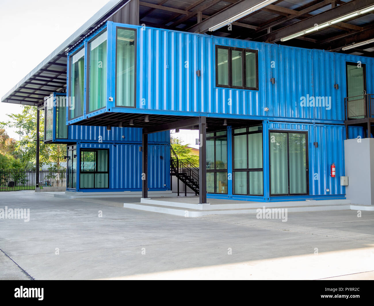 Moderne, in Blau modernste Shipping Container Bau Bürogebäude. Stockfoto