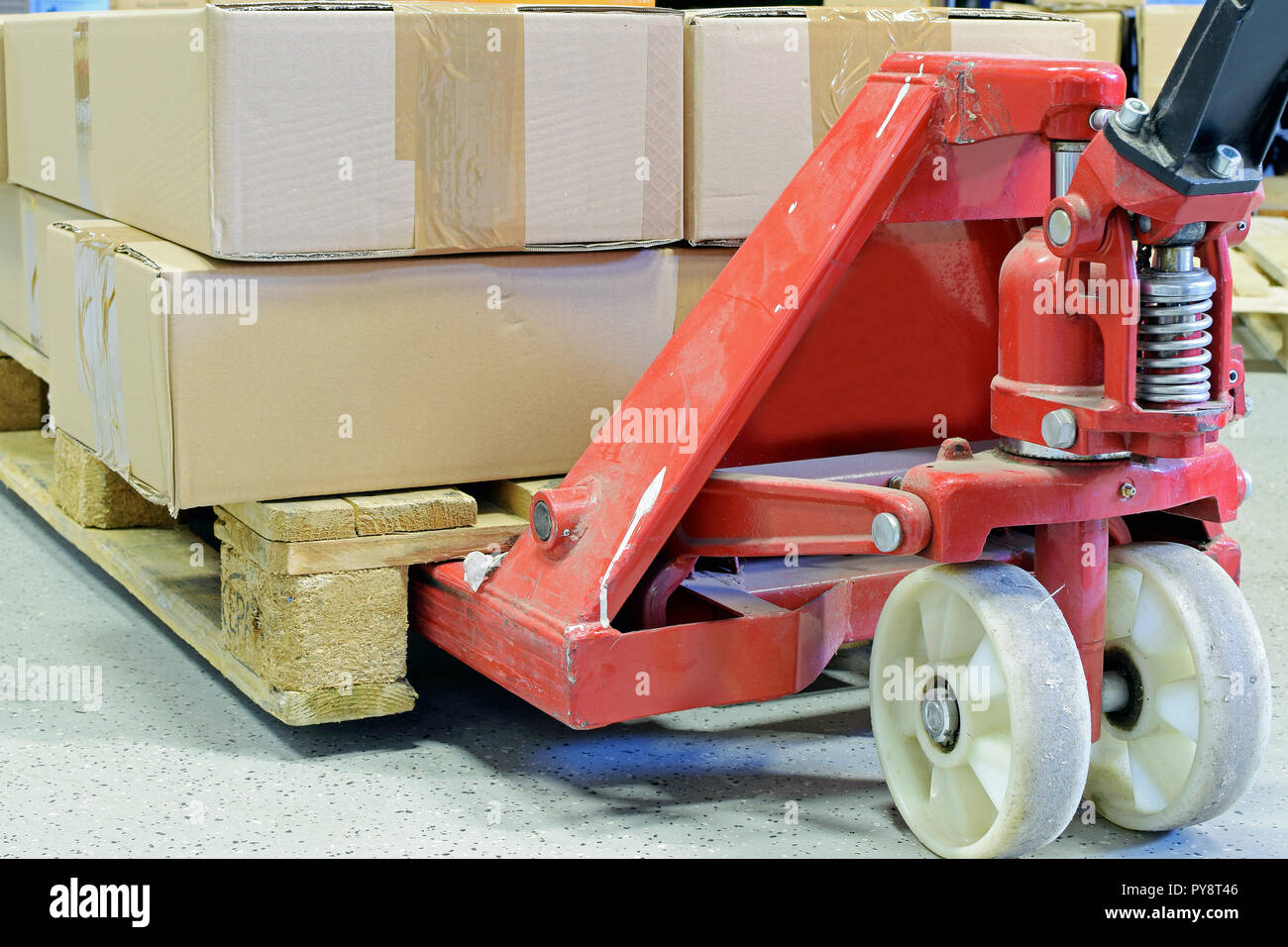 Handhubwagen mit Kartons. Stockfoto