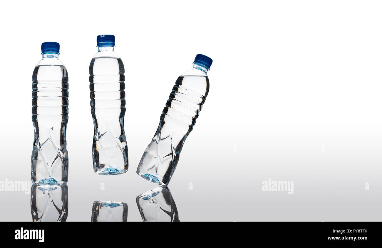 Kunststoff Mineralwasser mit Reflexion auf weißem Hintergrund prallte Stockfoto