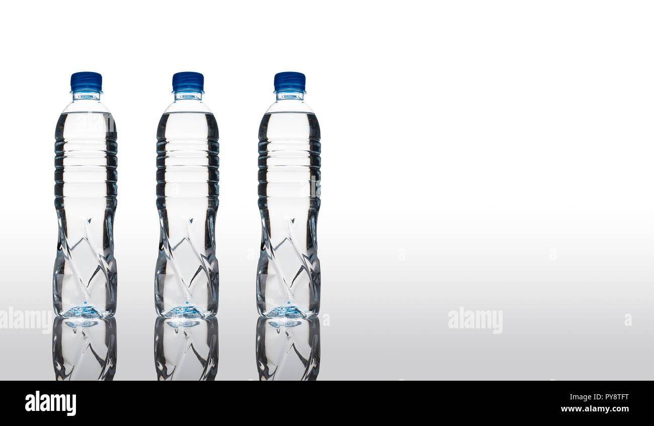 Kunststoff Mineralwasser mit Reflexion auf weißem Hintergrund Stockfoto