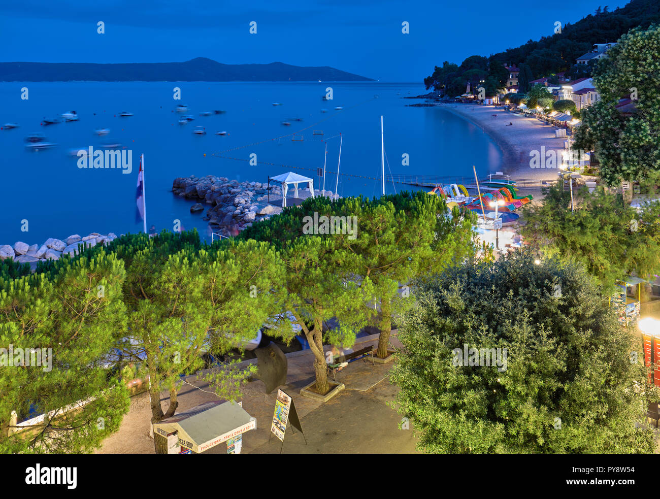 Strand in Moscenicka Draga, Istrien, Kroatien gesehen von einem Hotel Balkon am späten Dämmerung Stockfoto