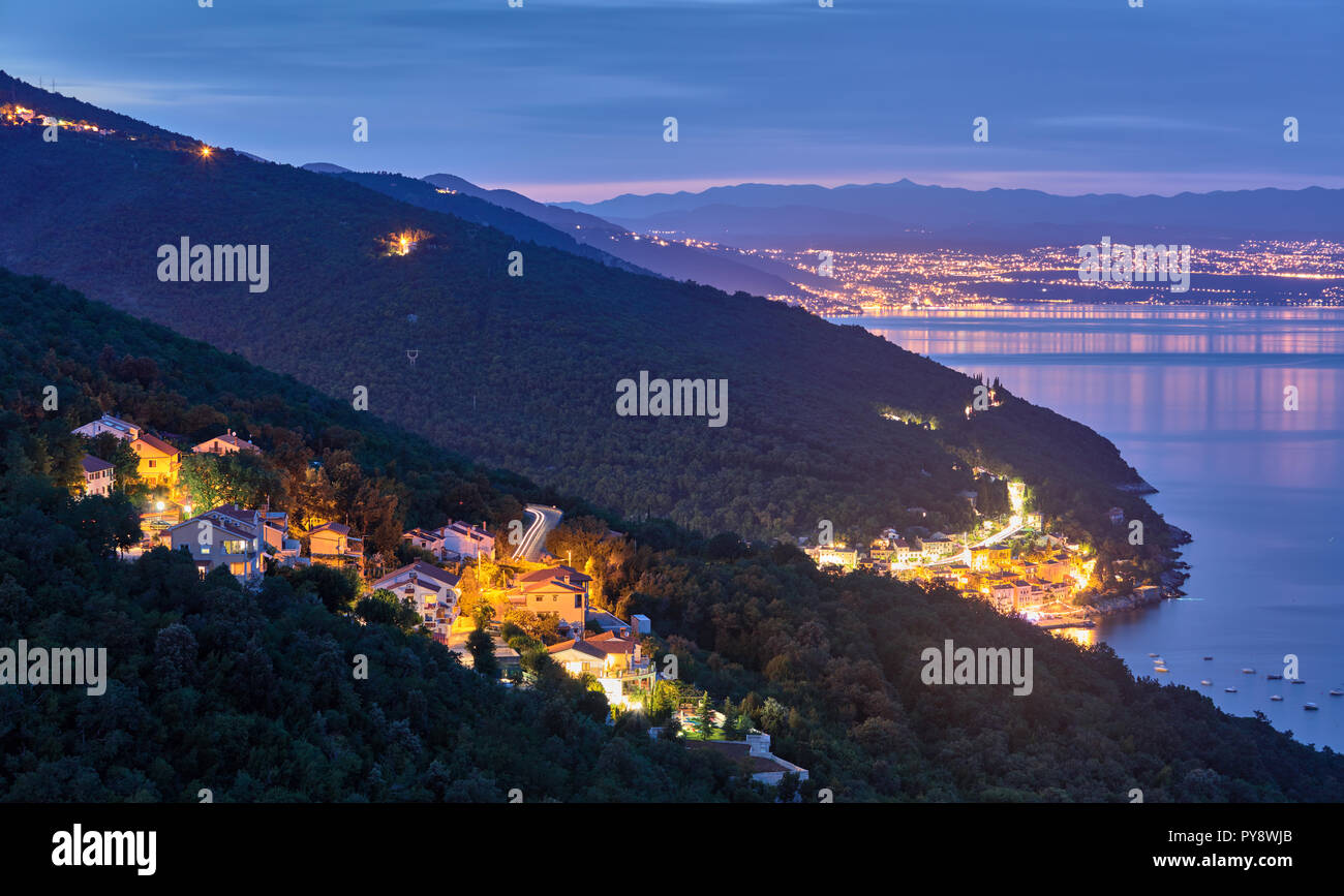 Malerische hügelige twilight Landschaft in Moscenicka Draga und Rijeka vom erhöhten Dorf Moscenice in Istrien, Kroatien Stockfoto