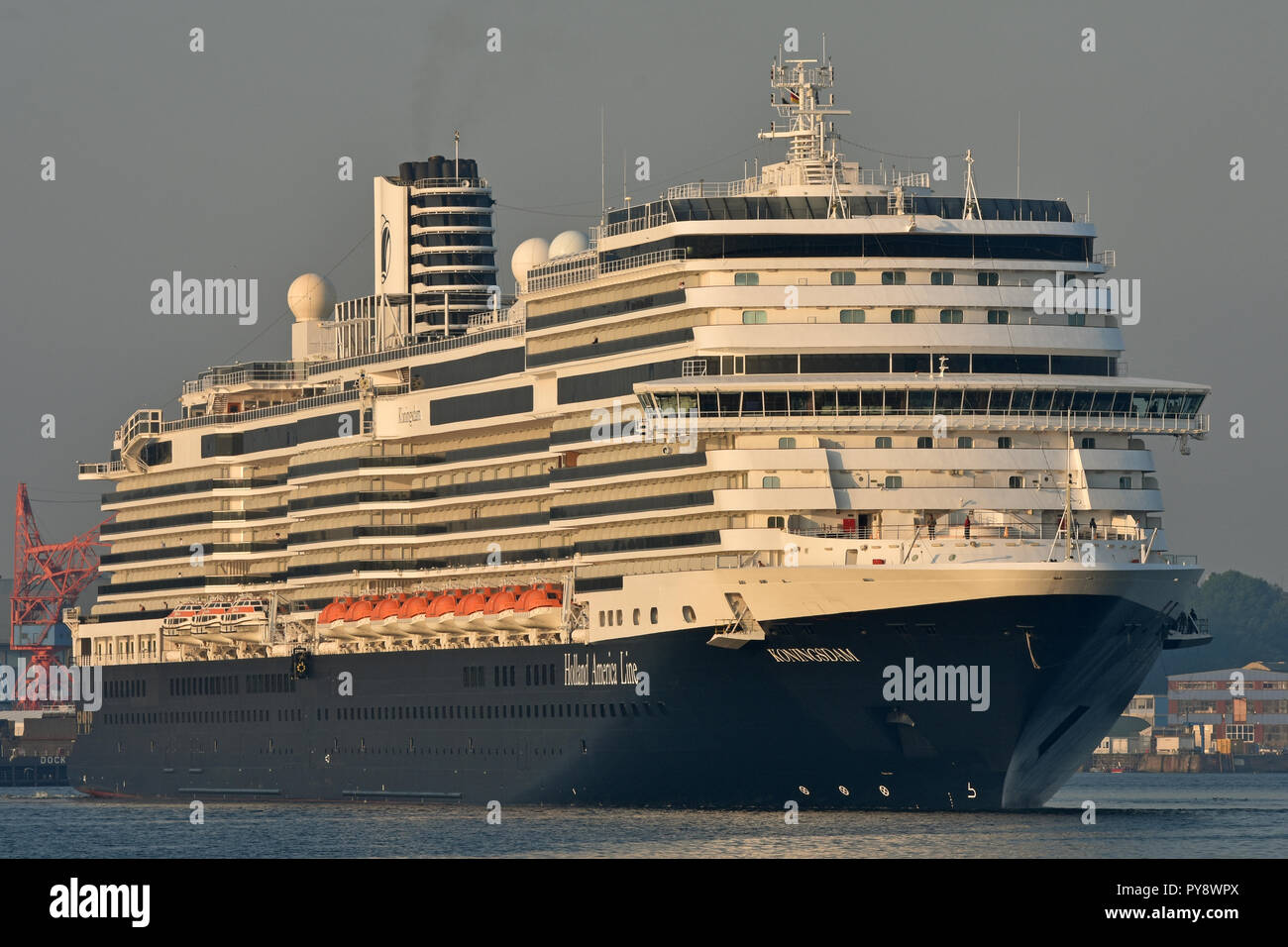 Von HAL Koningsdam kommt an der Kieler Hafen Stockfoto