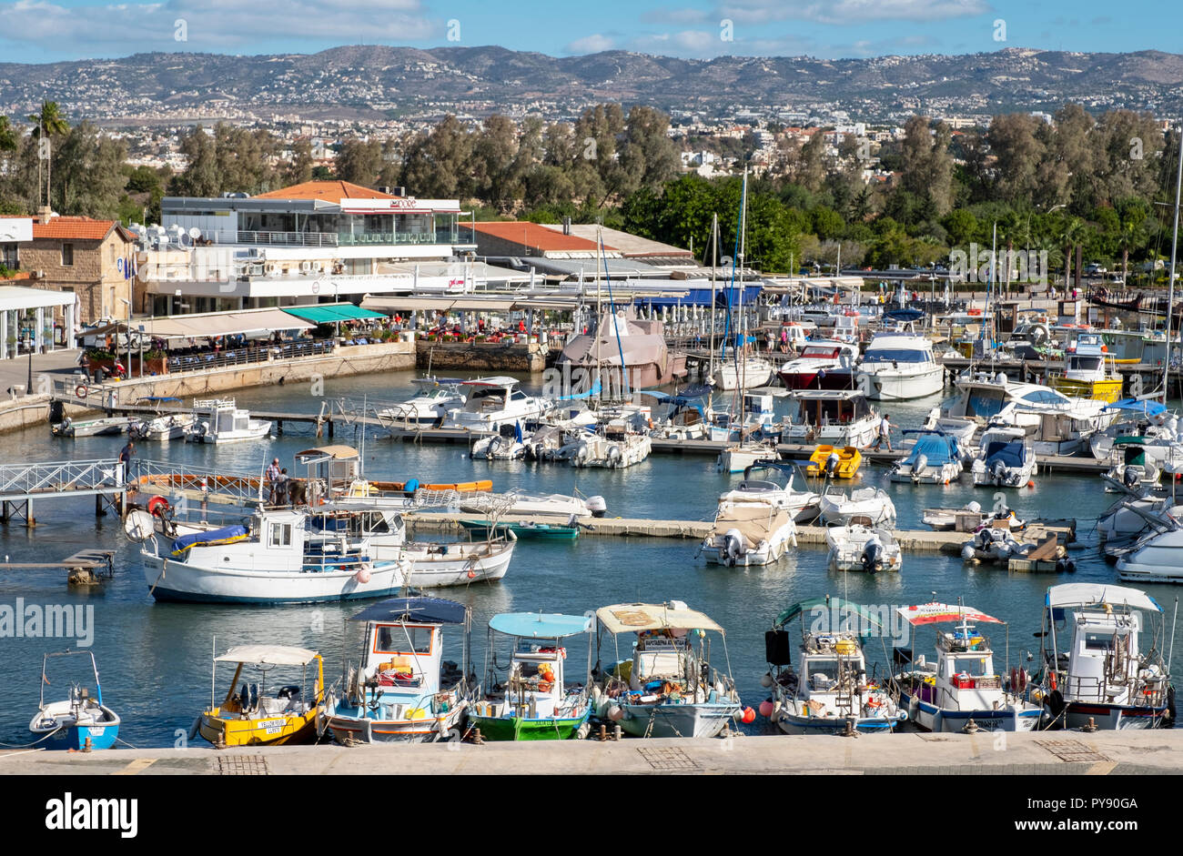 Ein Blick auf die touristische Gegend und Hafen von Paphos, Paphos, Zypern. Stockfoto