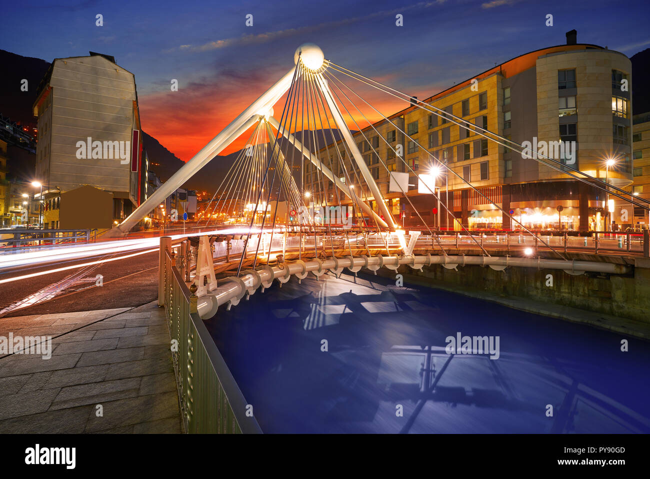 Andorra la Vella Paris bridge Sonnenuntergang über Valira Flusses in Pyrenäen Stockfoto