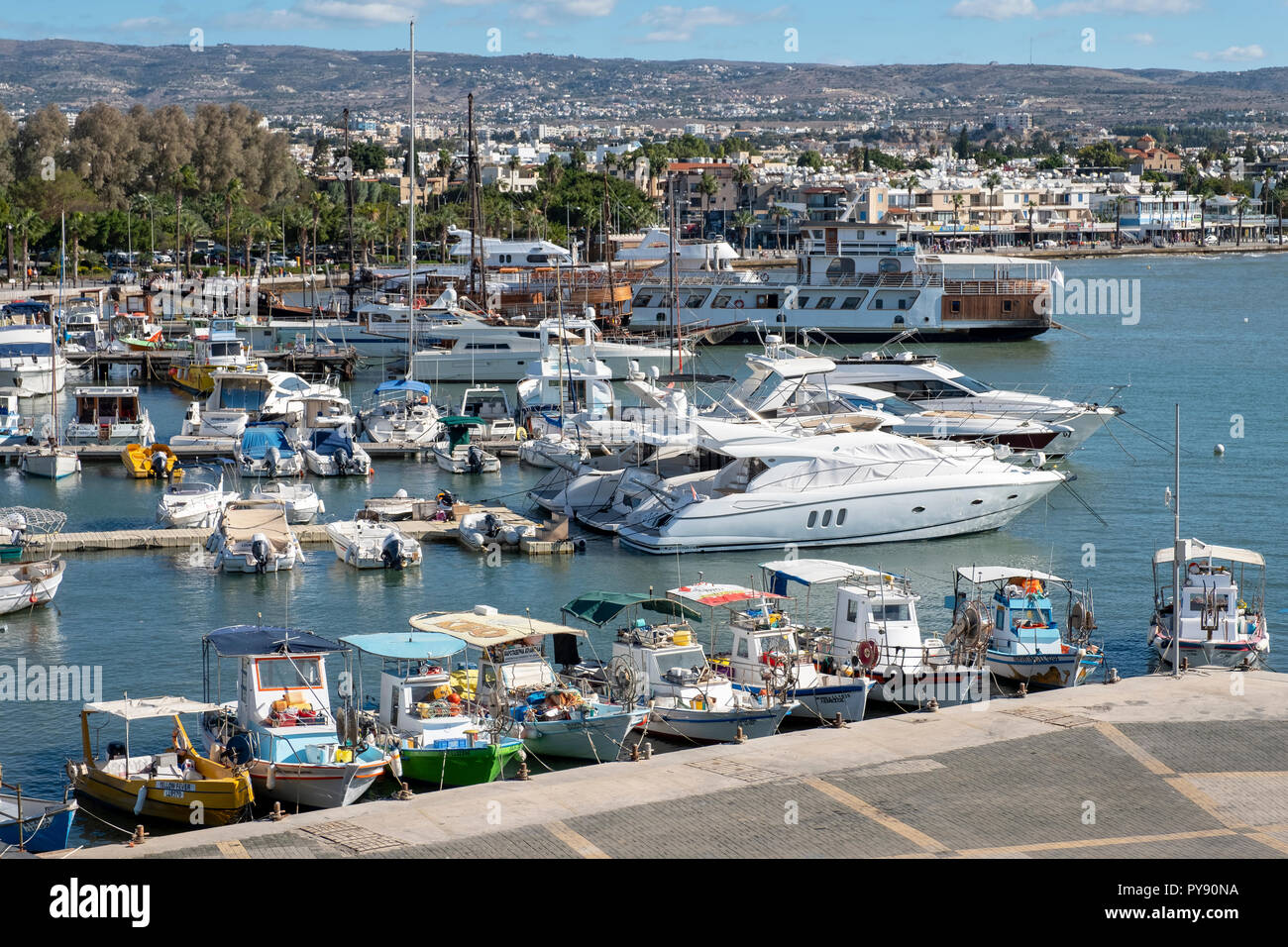 Ein Blick auf die touristische Gegend und Hafen von Paphos, Paphos, Zypern. Stockfoto