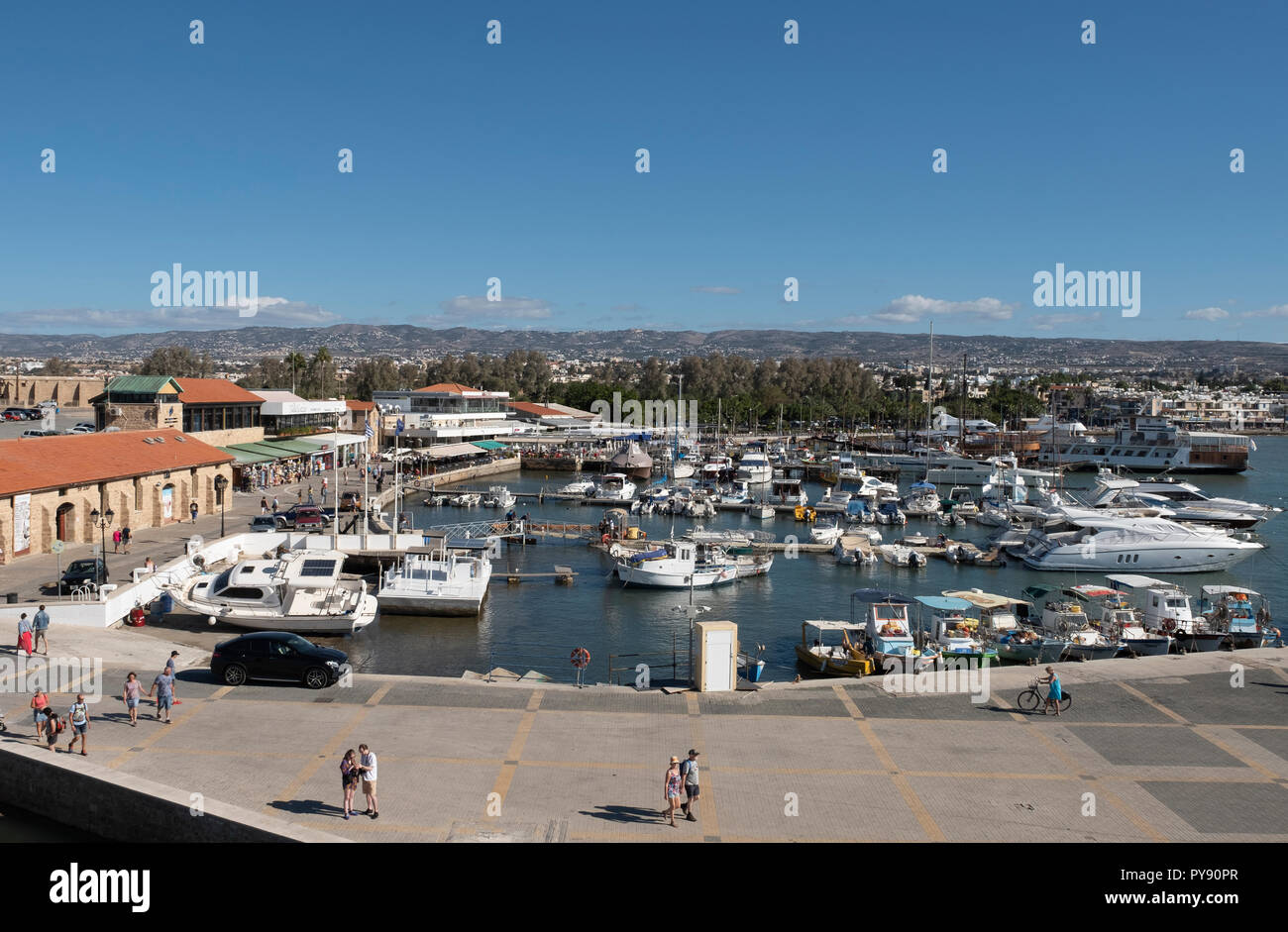Ein Blick auf die touristische Gegend und Hafen von Paphos, Paphos, Zypern. Stockfoto