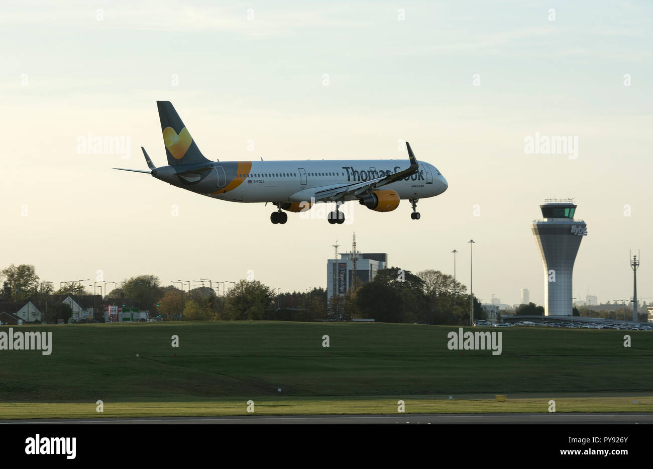 Thomas Cook Airbus A321 Landung am Flughafen Birmingham, UK (G-TCDJ) Stockfoto