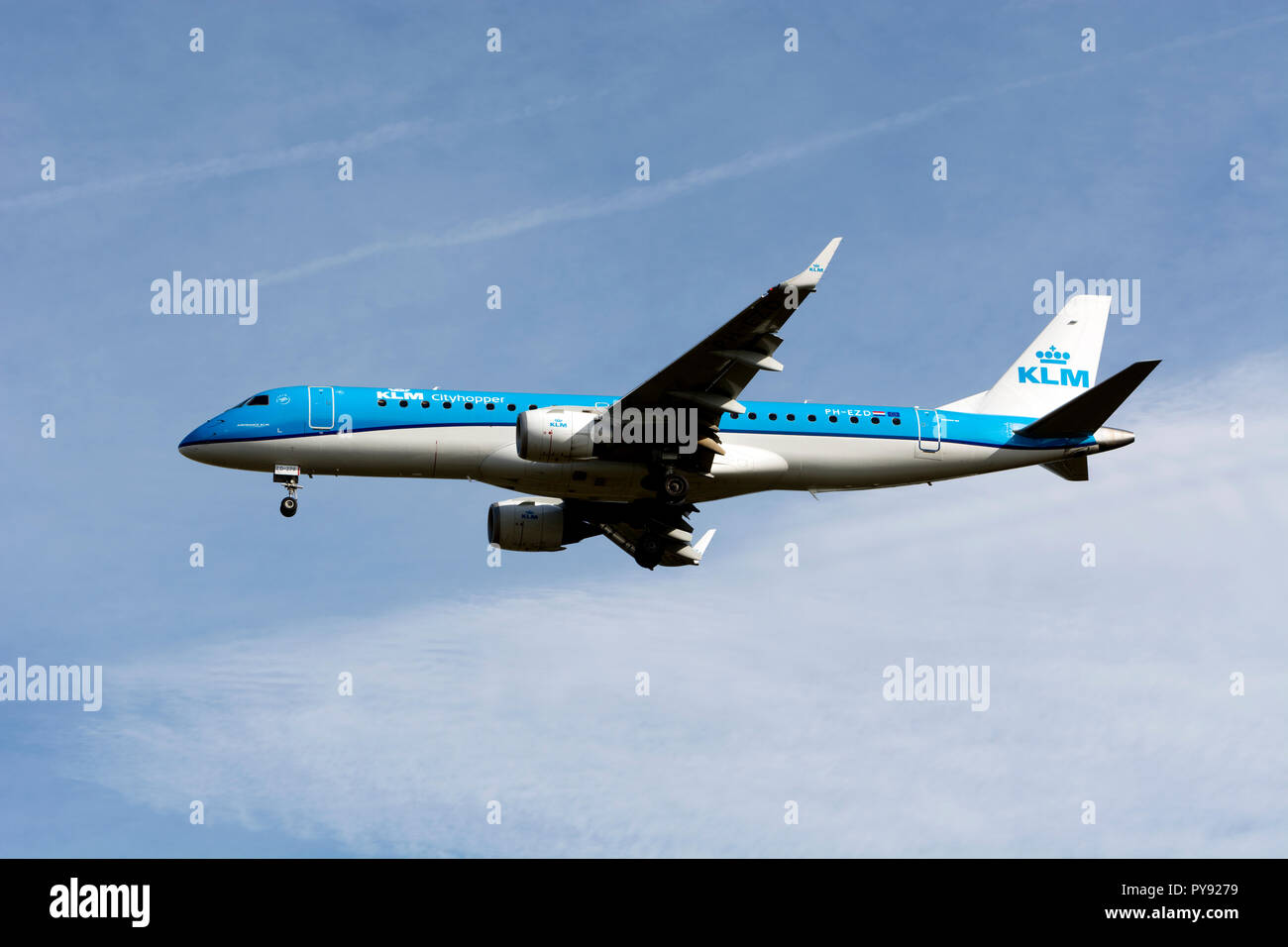 KLM Cityhopper Embraer ERJ-190 STD Landung am Flughafen Birmingham, UK (PH-ÚJEZD) Stockfoto