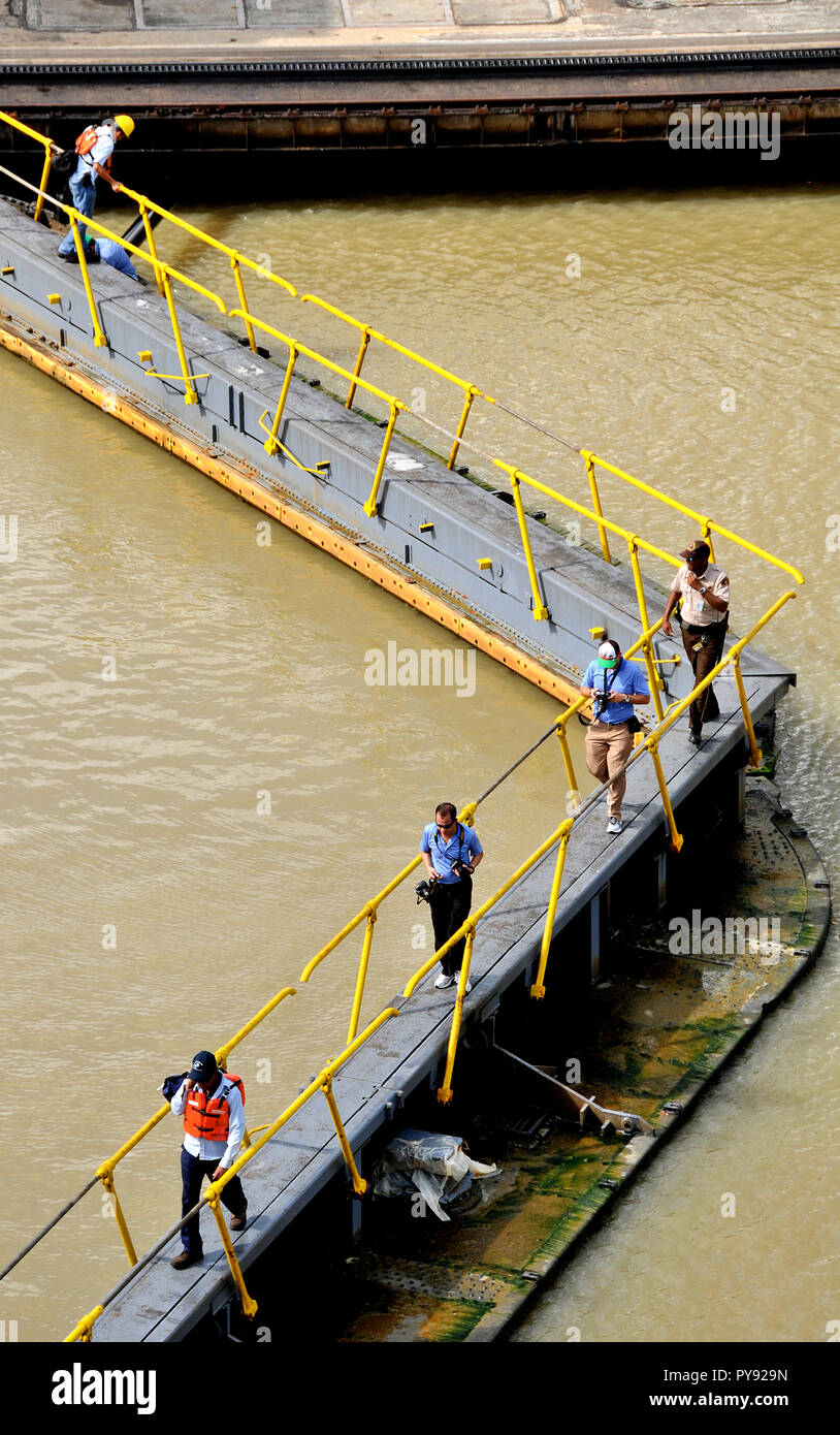 Menschen auf die Miraflores Schleusen, Panama Canal Stockfoto
