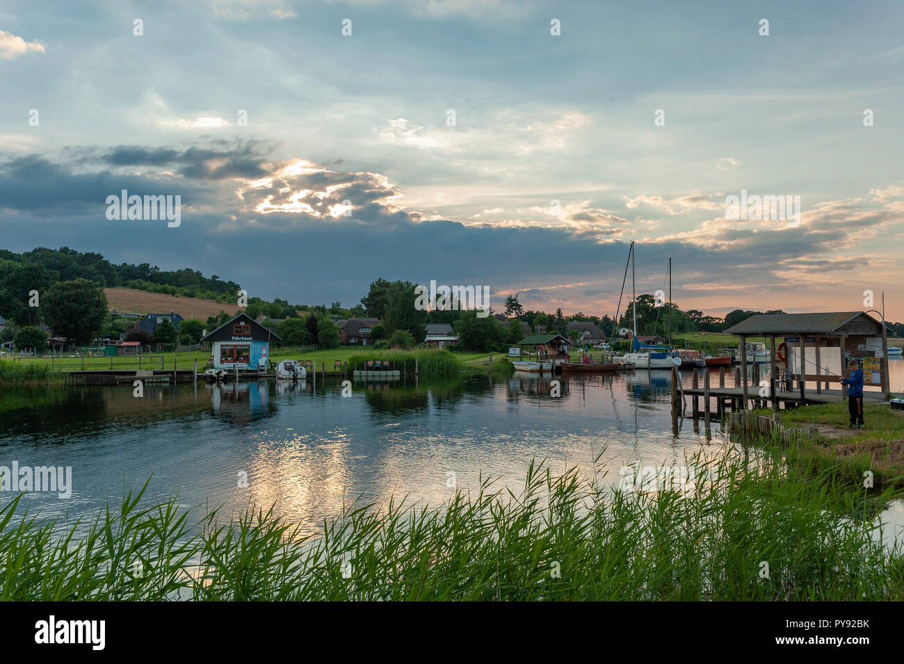 Landschaft mit Fähre Haus am Kanal Baaber Bek, Baabe-Moritzdorf, Rügen, Mecklenburg-Vorpommern, Deutschland, Europa Stockfoto