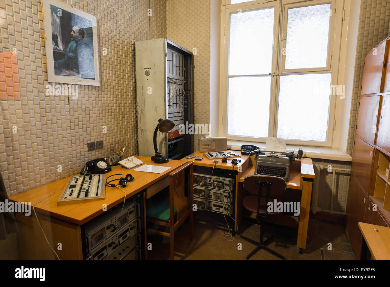 Vilnius Museum der Opfer des Genozids, Blick auf die Zimmer im Museum Anzeigen typische überwachung Ausrüstung durch die sowjetischen Behörden in Litauen eingesetzt. Stockfoto