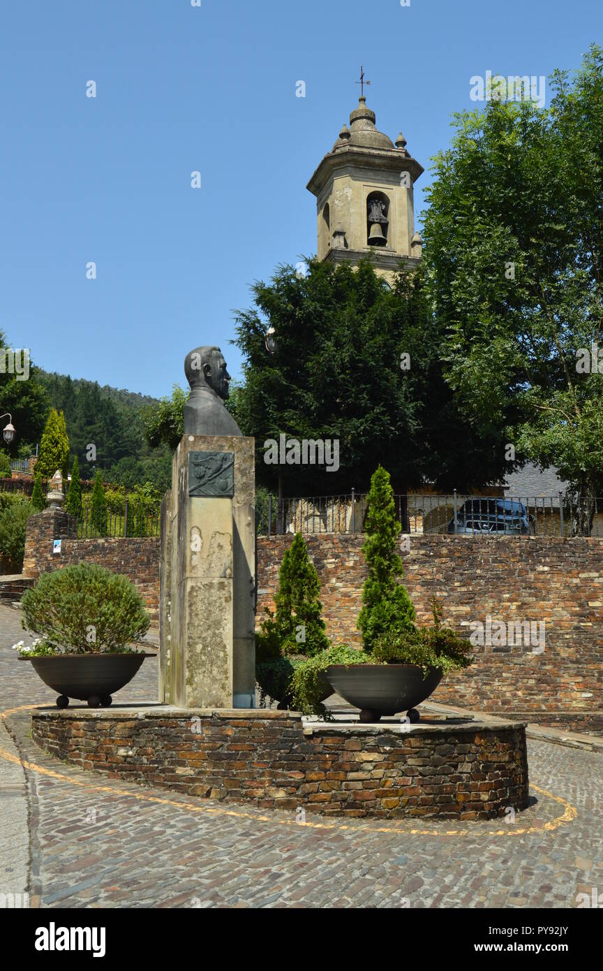 Platz auf Schiefer mit dem Glockenturm der Kirche im Hintergrund In Taramundi, Asturien, Spanien gebaut. Architektur, Geschichte, Reisen. 2. August 2018 Stockfoto